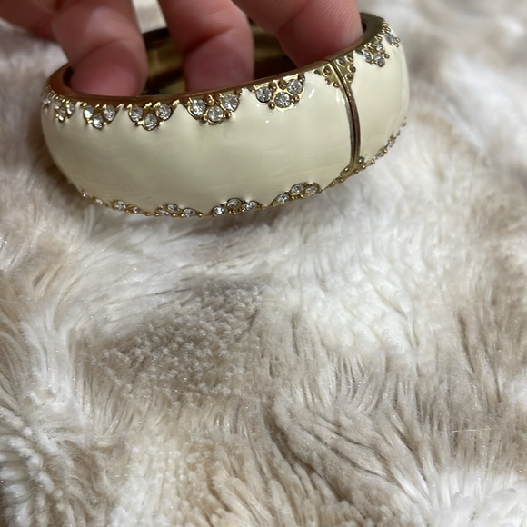 White/cream enamel bracelet with crystals. - Picture 3 of 7